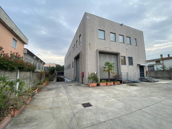 locale commerciale in vendita a Vimodrone