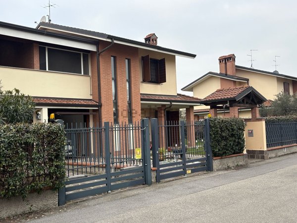 casa indipendente in vendita a Vimodrone in zona Sant'Isidoro