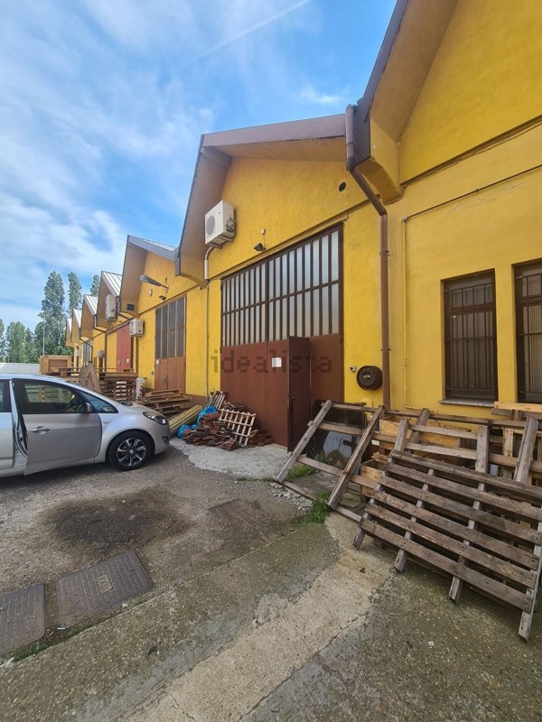 capannone in vendita a Vittuone