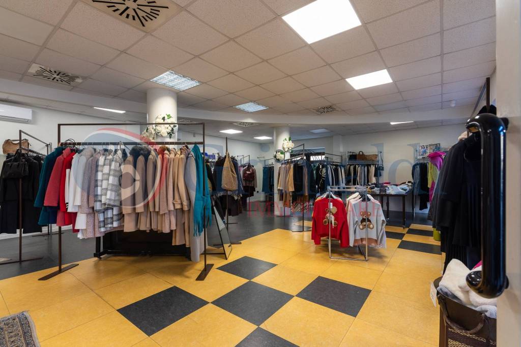 negozio in vendita a Vittuone