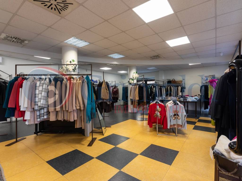 negozio in vendita a Vittuone