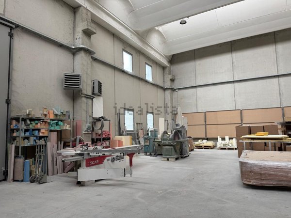 capannone in vendita a Vittuone