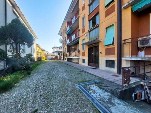 locale di sgombero in vendita a Vittuone