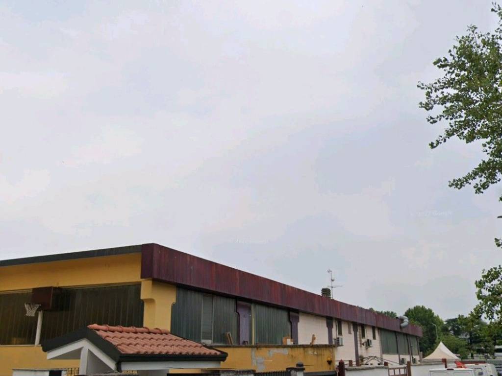 locale commerciale in vendita a Zibido San Giacomo
