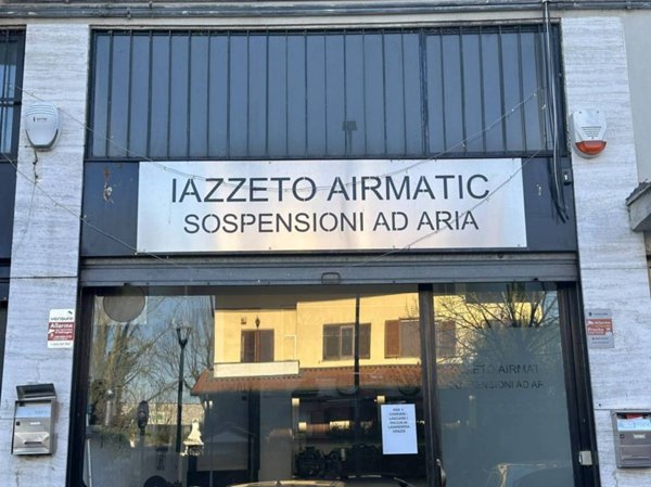locale commerciale in vendita a Zibido San Giacomo in zona Badile