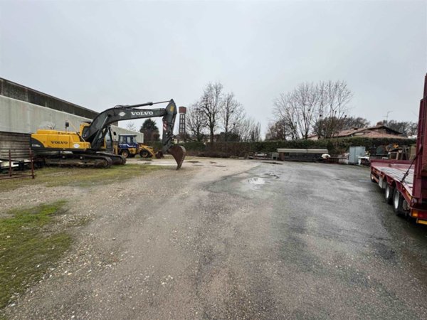 locale commerciale in vendita a Zibido San Giacomo