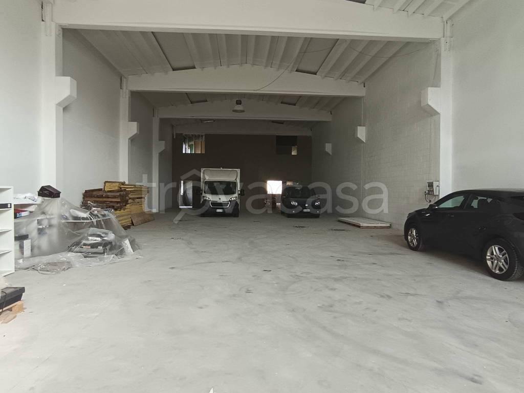 locale commerciale in vendita a Zibido San Giacomo