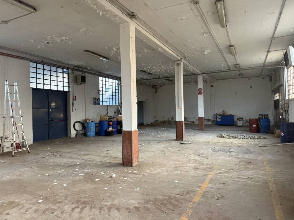 locale commerciale in vendita a Zibido San Giacomo