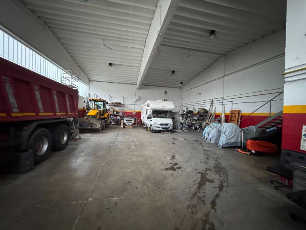 locale commerciale in vendita a Zibido San Giacomo