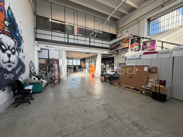 locale commerciale in vendita a Zibido San Giacomo in zona Badile