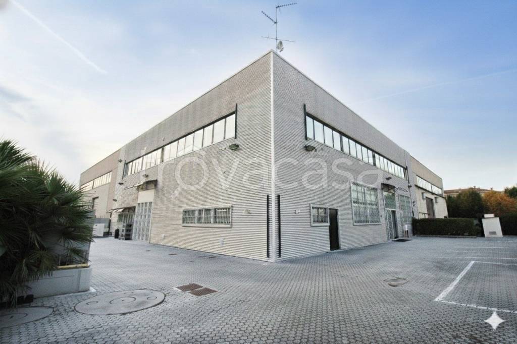 locale commerciale in vendita a Zibido San Giacomo