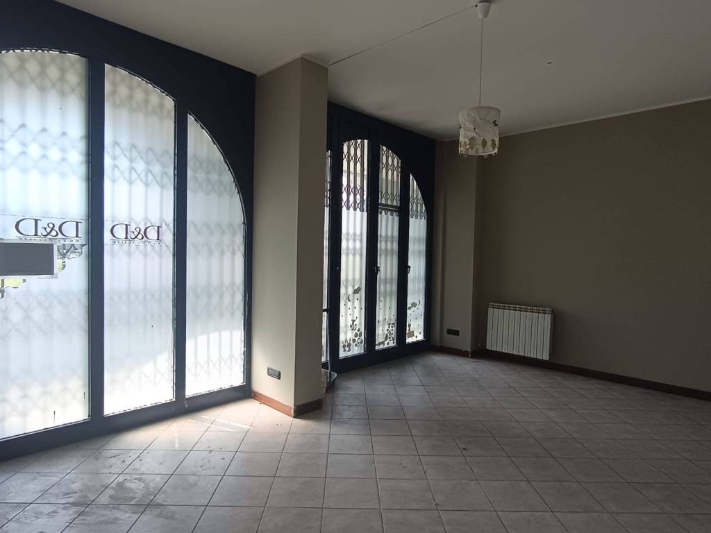 negozio in vendita a Zibido San Giacomo