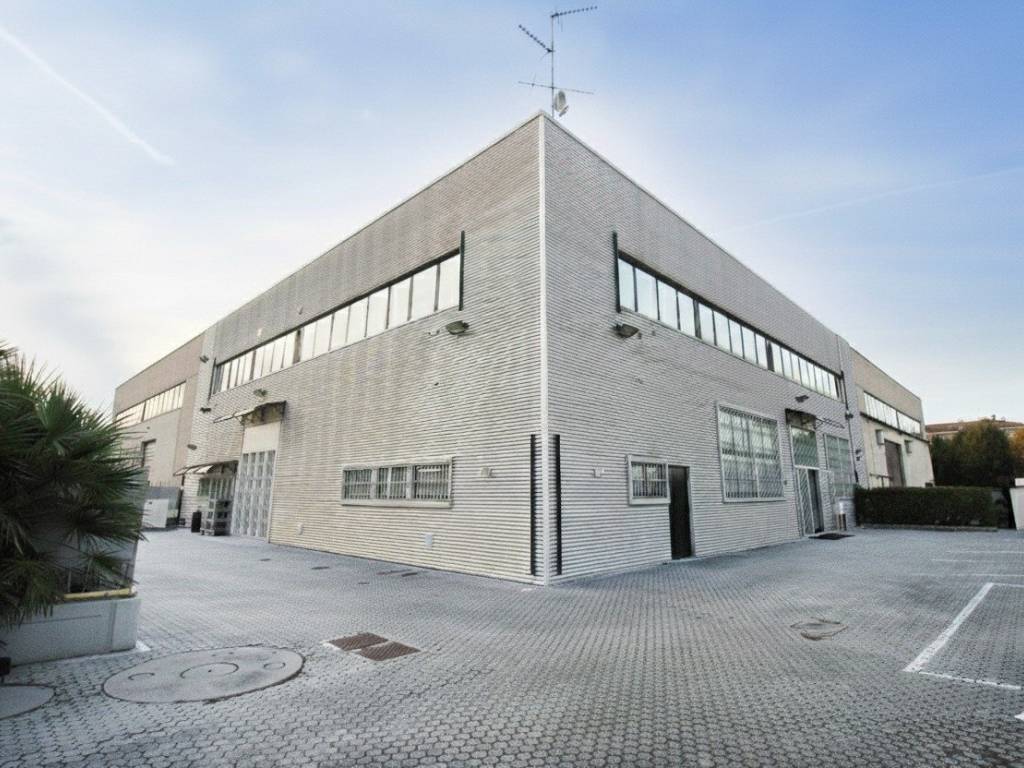 locale commerciale in vendita a Zibido San Giacomo