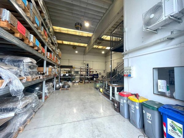 locale commerciale in vendita a Zibido San Giacomo