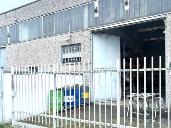 locale commerciale in vendita a Zibido San Giacomo