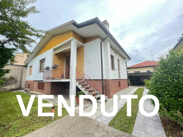 casa indipendente in vendita a Villa Cortese