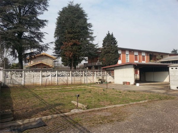 casa semindipendente in vendita a Vanzaghello
