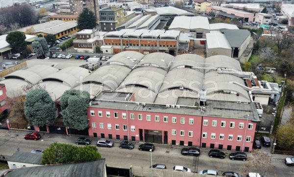 capannone in vendita a Baranzate