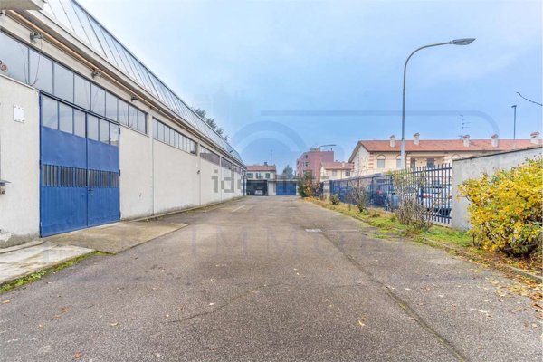 capannone in vendita a Baranzate