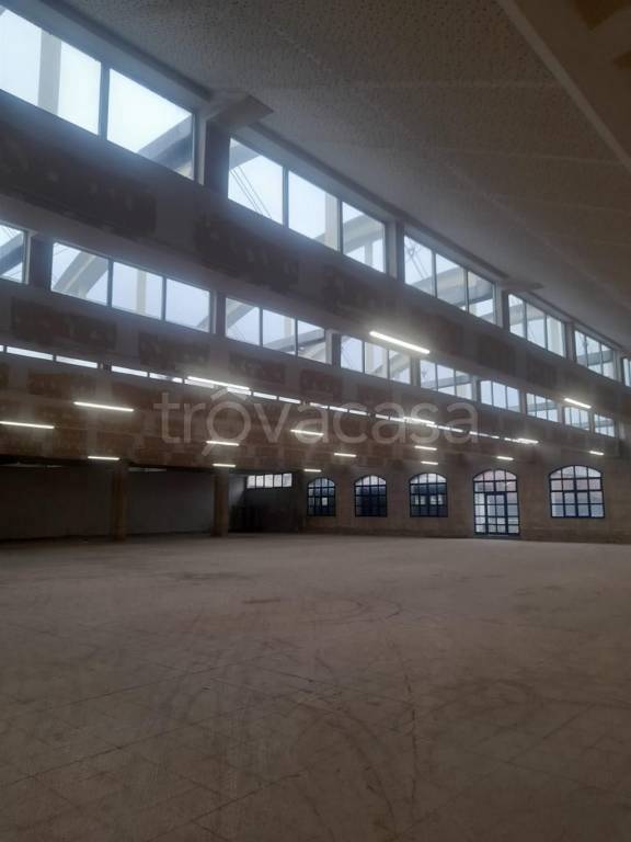 locale commerciale in vendita a Baranzate