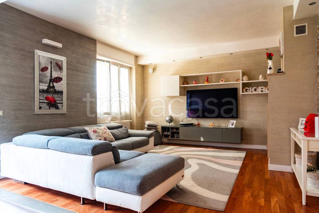 casa indipendente in vendita a Baranzate