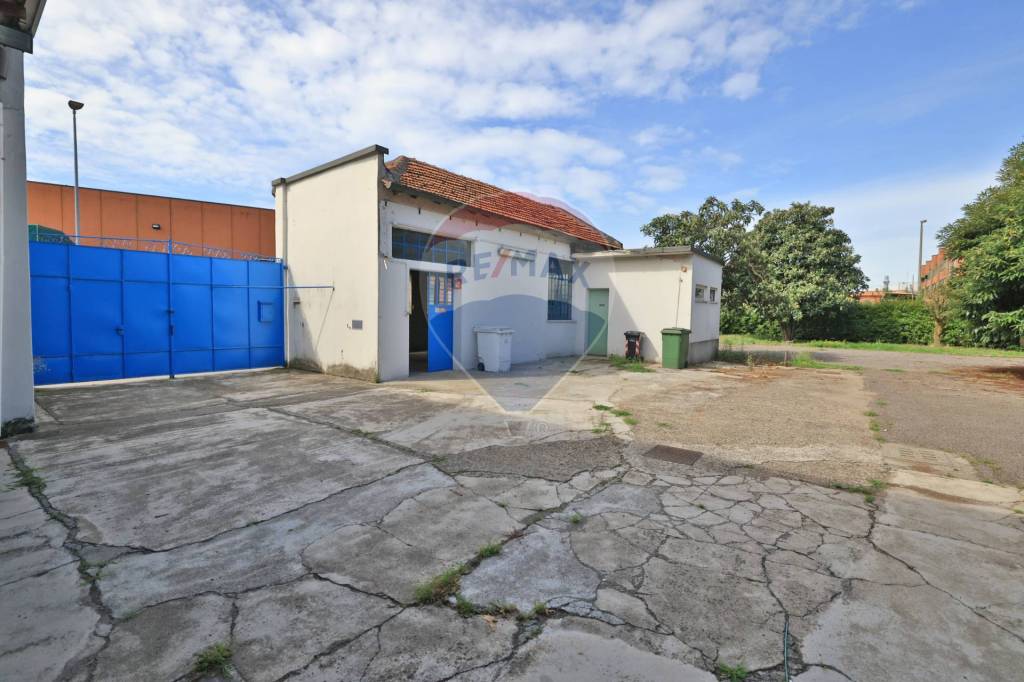 locale commerciale in vendita a Baranzate