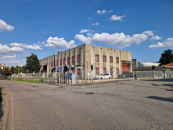 capannone in vendita a Baranzate