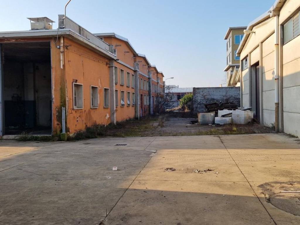 locale commerciale in vendita a Baranzate