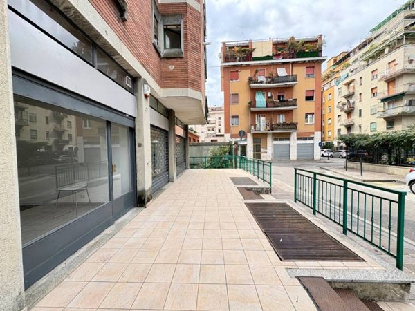 negozio in vendita a Baranzate