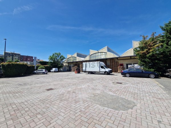 capannone in vendita a Baranzate