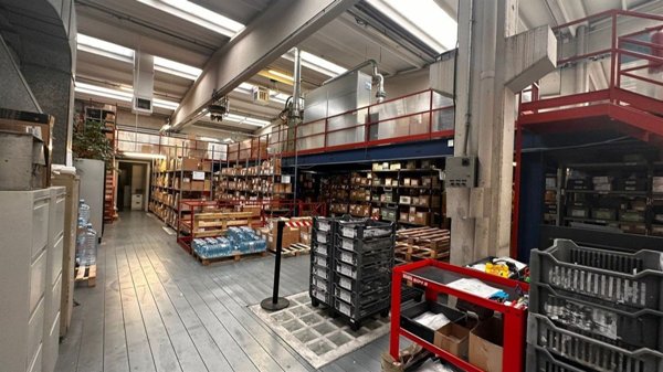 capannone in vendita a Baranzate