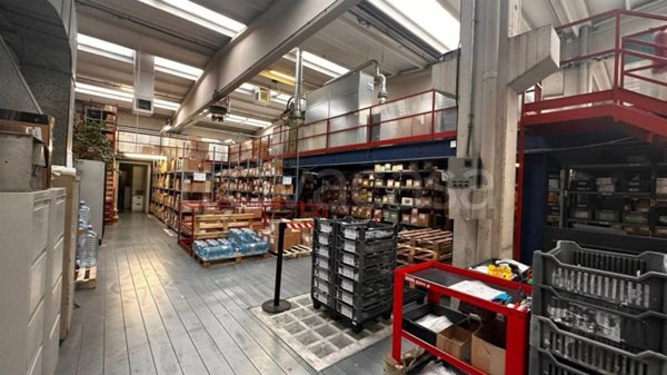 capannone in vendita a Baranzate