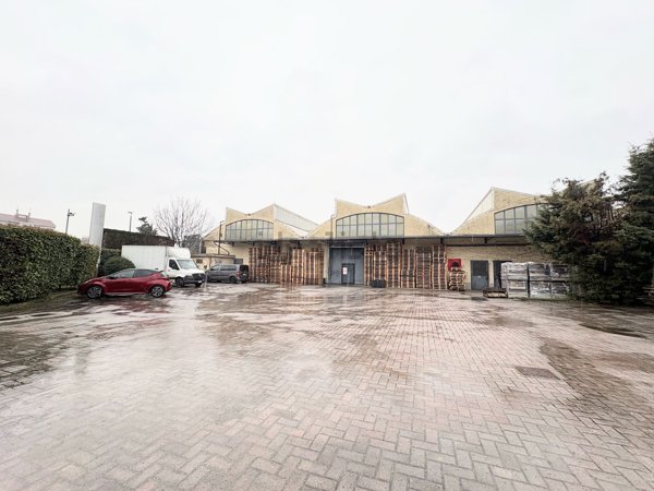 capannone in vendita a Baranzate