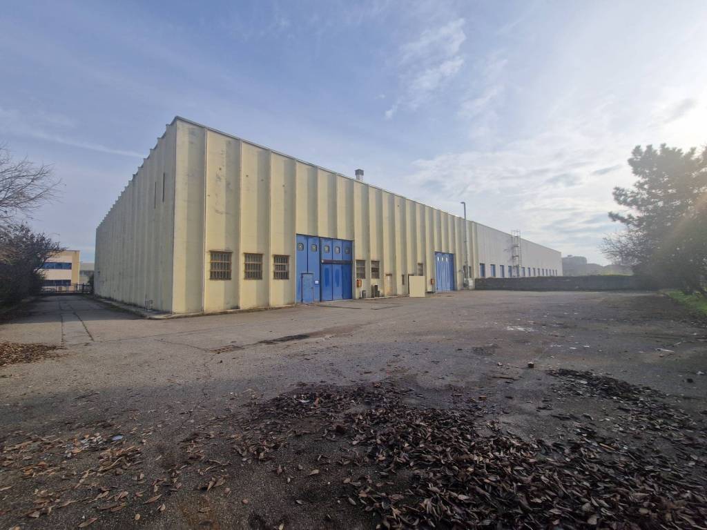 capannone in vendita a Baranzate