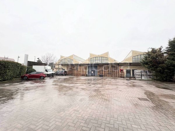 capannone in vendita a Baranzate