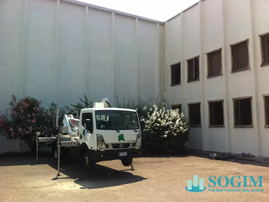 capannone in vendita a Baranzate