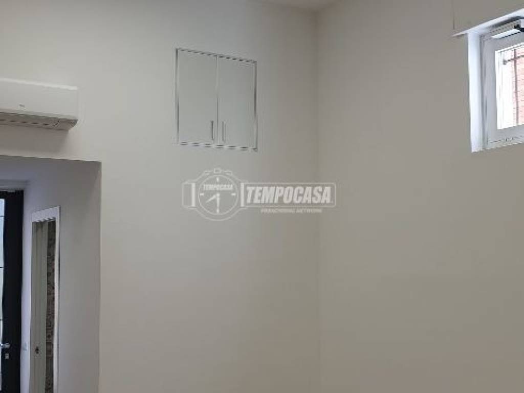 negozio in vendita a Baranzate