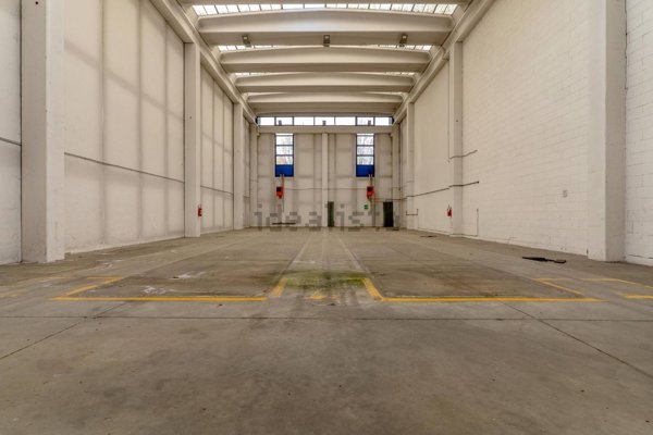 capannone in vendita a Baranzate