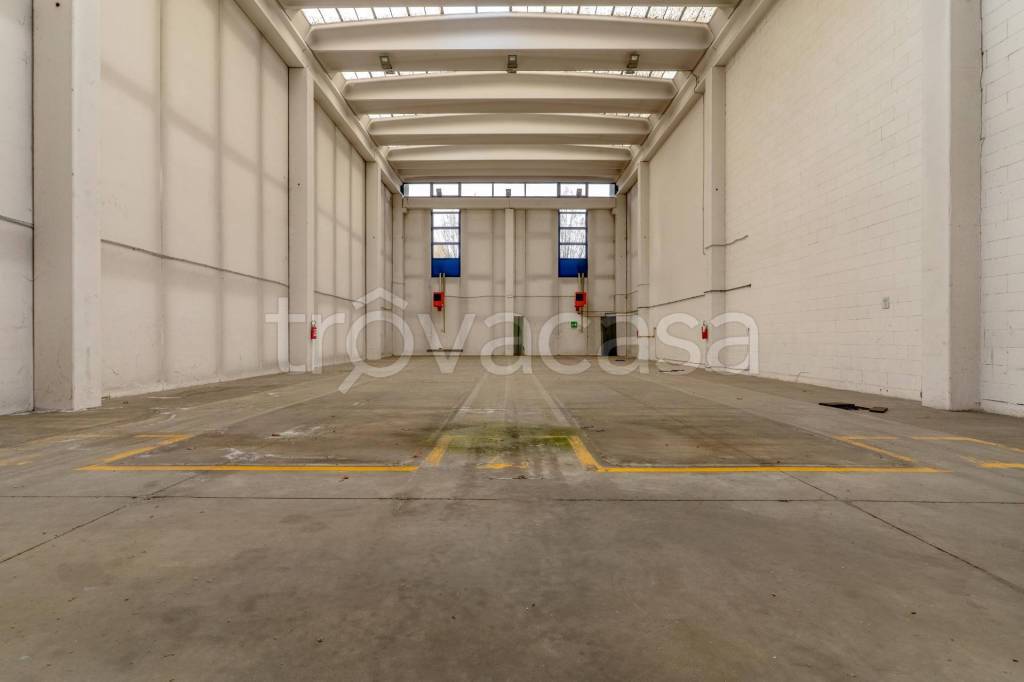 capannone in vendita a Baranzate