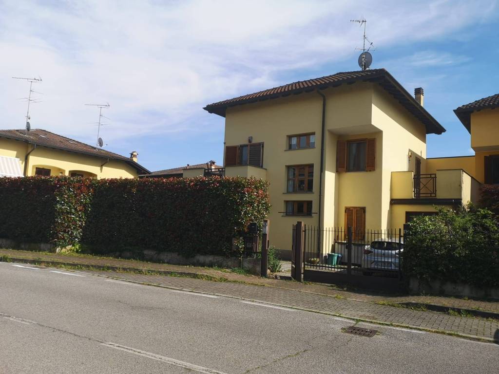 casa indipendente in vendita a Vermezzo con Zelo in zona Vermezzo
