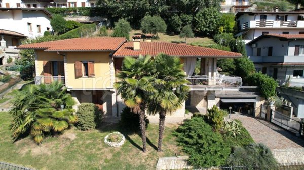 casa indipendente in vendita ad Adrara San Martino