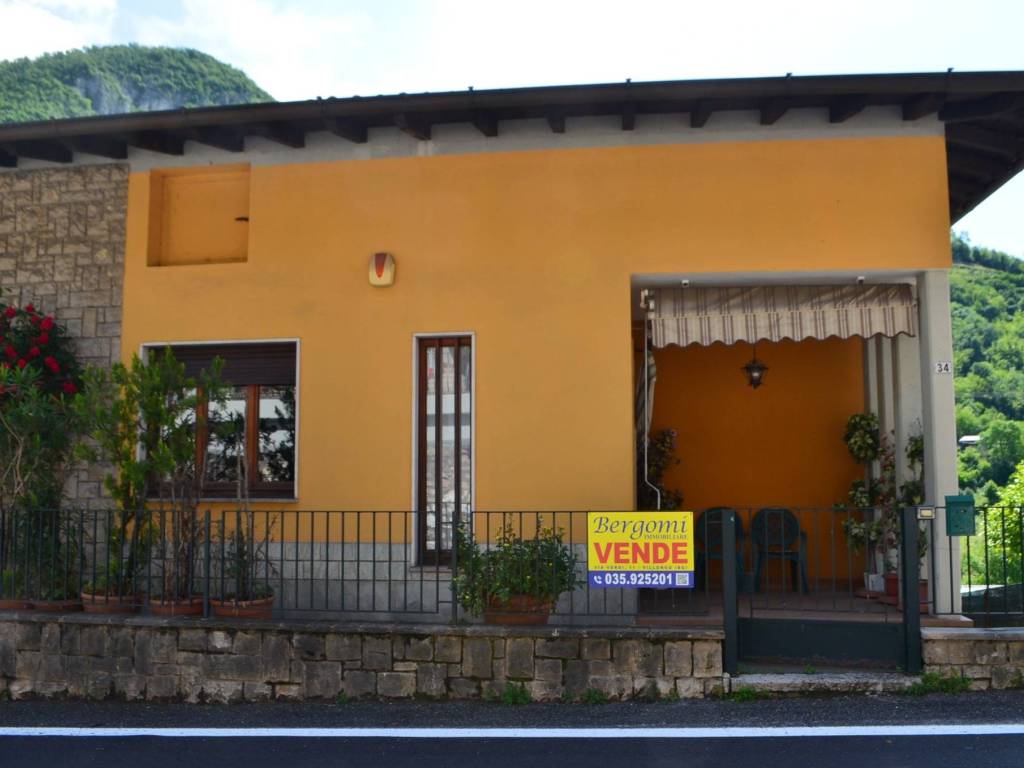 casa indipendente in vendita ad Adrara San Martino