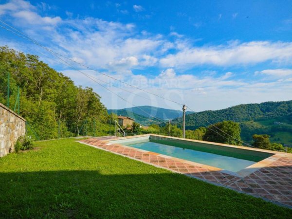 casa indipendente in vendita ad Adrara San Martino