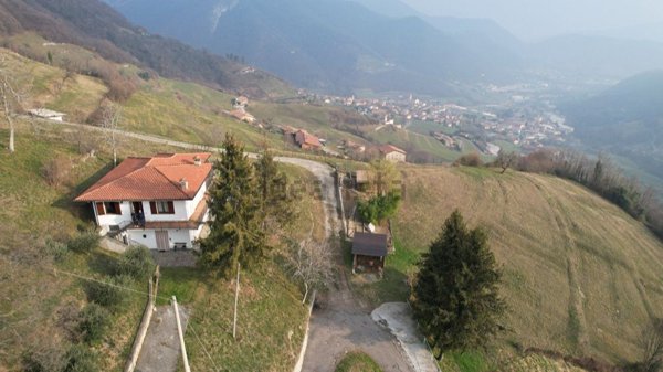 casa indipendente in vendita ad Adrara San Martino
