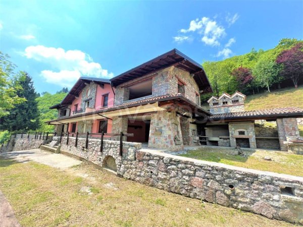 casa indipendente in vendita ad Adrara San Martino