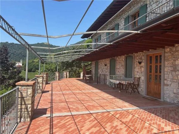 casa indipendente in vendita ad Adrara San Martino