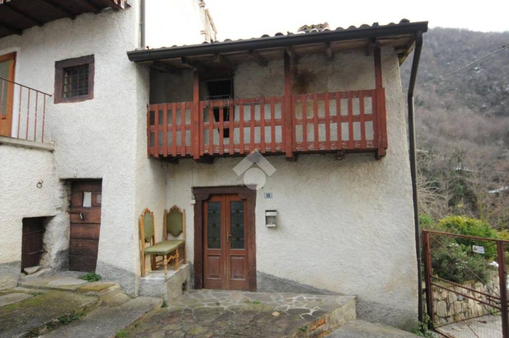 casa indipendente in vendita ad Adrara San Martino