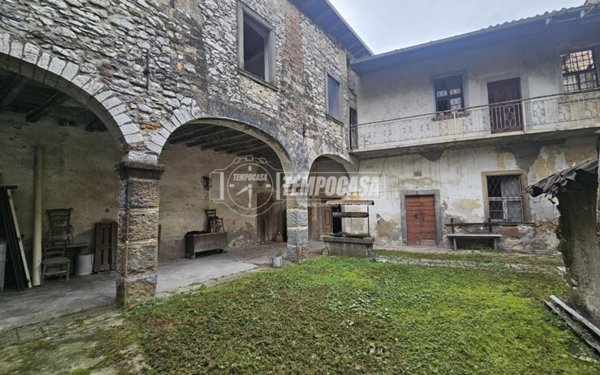 casa indipendente in vendita ad Adrara San Martino