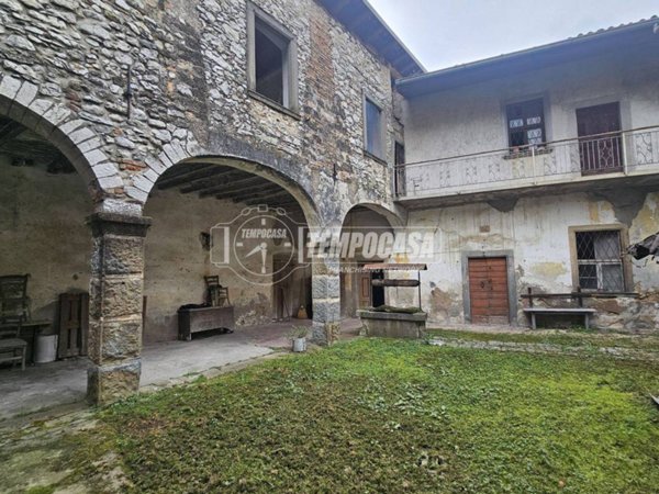 casa indipendente in vendita ad Adrara San Martino