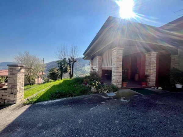 casa indipendente in vendita ad Adrara San Martino